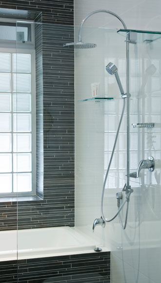 Open shower with efficient shower head